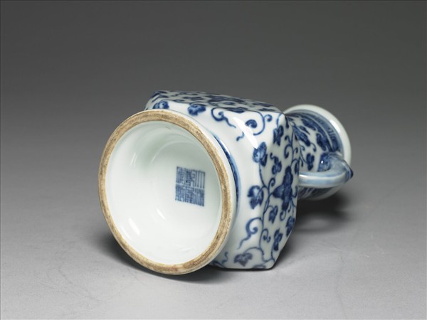 青花牽牛花紋獸耳折方瓶