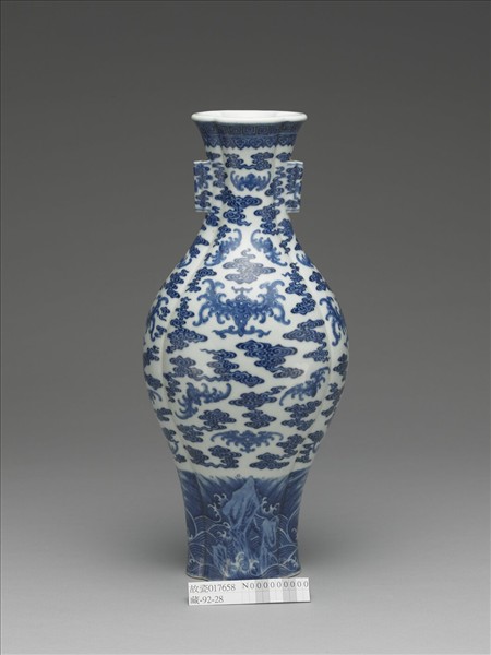 青花雲蝠海棠式貫耳瓶