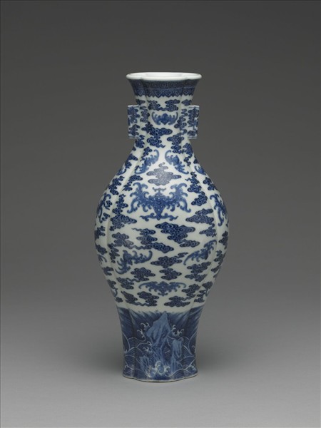 青花雲蝠海棠式貫耳瓶