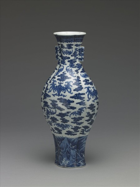 青花雲蝠海棠式貫耳瓶