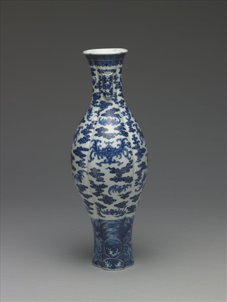 青花雲蝠海棠式貫耳瓶