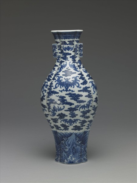 青花雲蝠海棠式貫耳瓶