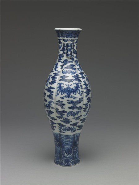 青花雲蝠海棠式貫耳瓶