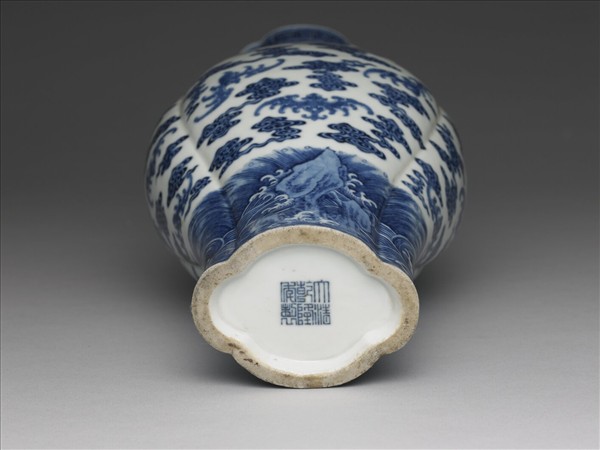 青花雲蝠海棠式貫耳瓶