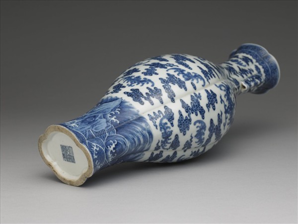 青花雲蝠海棠式貫耳瓶