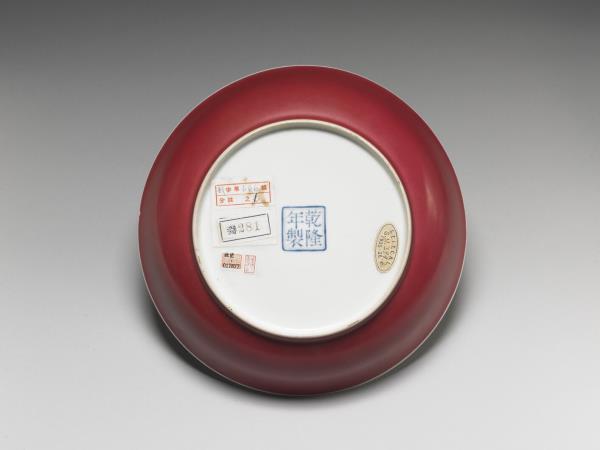 琺瑯彩紅地山水樓閣盤