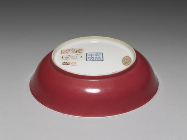 琺瑯彩紅地山水樓閣盤