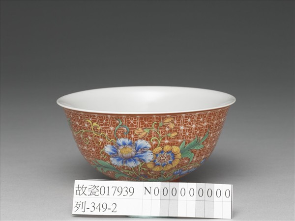 琺瑯彩紅地剔花花卉魚藻茶碗