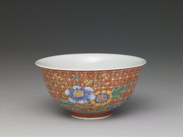 琺瑯彩紅地剔花花卉魚藻茶碗