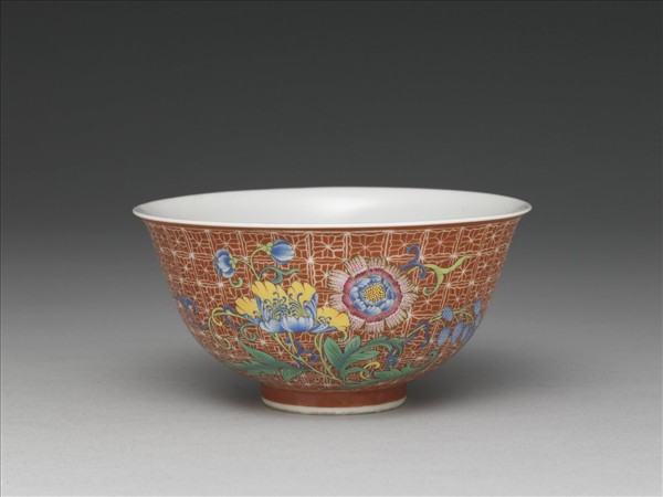 琺瑯彩紅地剔花花卉魚藻茶碗