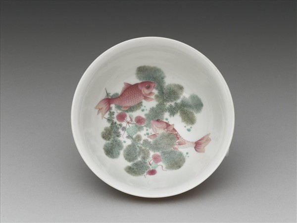 琺瑯彩紅地剔花花卉魚藻茶碗