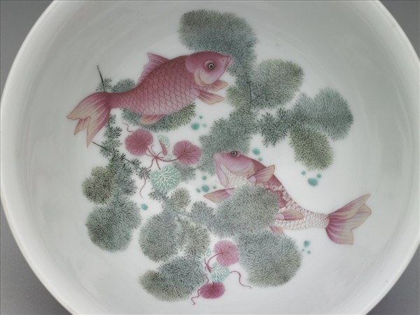 琺瑯彩紅地剔花花卉魚藻茶碗