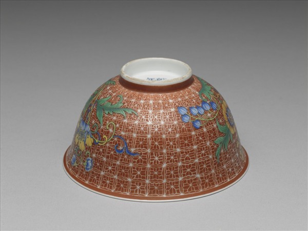 琺瑯彩紅地剔花花卉魚藻茶碗