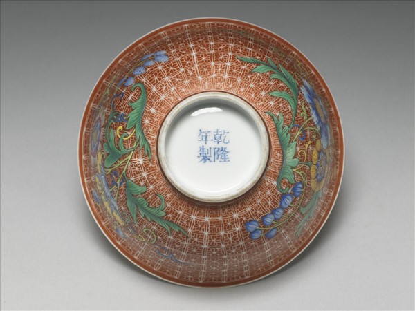 琺瑯彩紅地剔花花卉魚藻茶碗