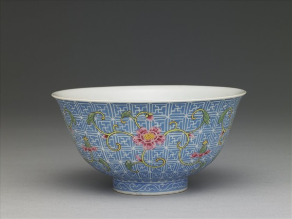 琺瑯彩藍地剔花纏枝花卉茶碗