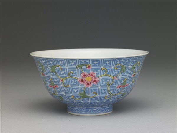 琺瑯彩藍地剔花纏枝花卉茶碗