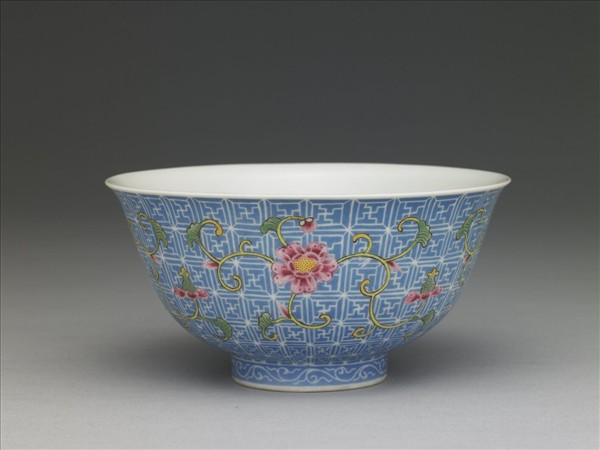 琺瑯彩藍地剔花纏枝花卉茶碗