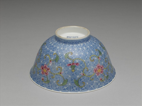 琺瑯彩藍地剔花纏枝花卉茶碗