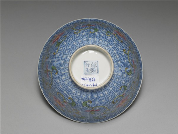 琺瑯彩藍地剔花纏枝花卉茶碗