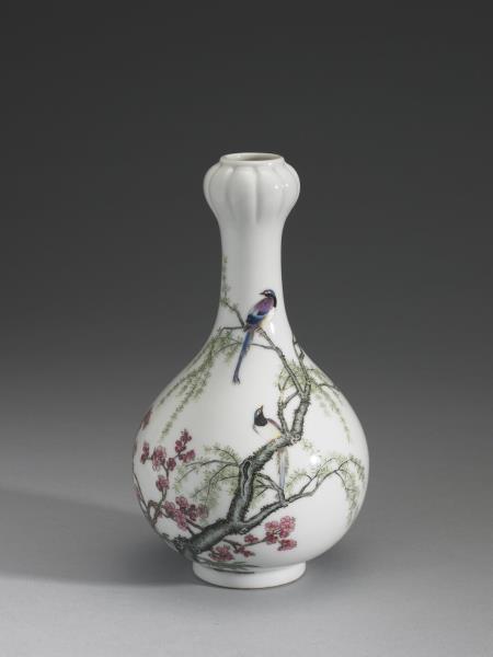 琺瑯彩桃柳爭春蒜頭瓶- 故宮