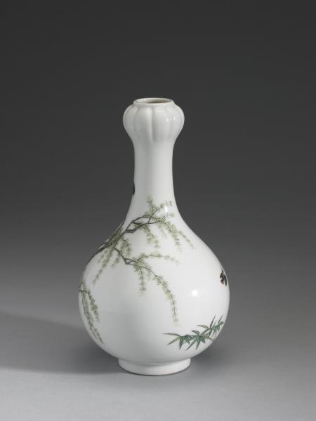 琺瑯彩桃柳爭春蒜頭瓶