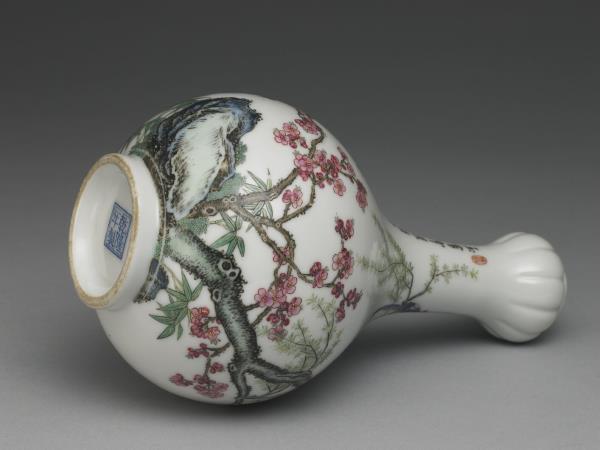 琺瑯彩桃柳爭春蒜頭瓶