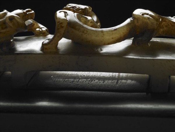 紫檀木嵌熊獸紋玉劍璏壓尺