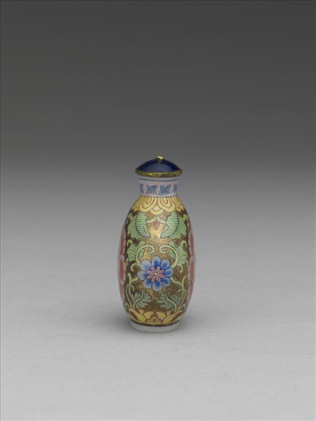 玻璃胎畫琺瑯金地纏枝西番蓮紋鼻煙壺