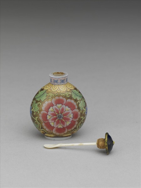 玻璃胎畫琺瑯金地纏枝西番蓮紋鼻煙壺
