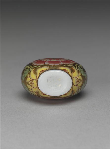 玻璃胎畫琺瑯金地纏枝西番蓮紋鼻煙壺