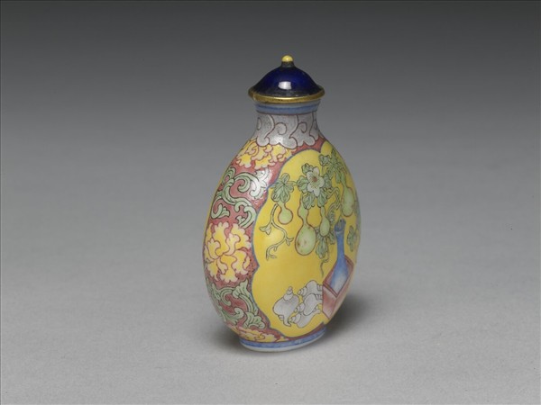 玻璃胎畫琺瑯花卉紋鼻煙壺