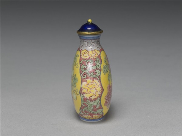 玻璃胎畫琺瑯花卉紋鼻煙壺