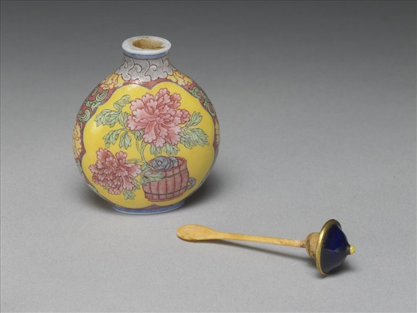 玻璃胎畫琺瑯花卉紋鼻煙壺