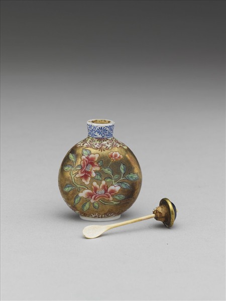 玻璃胎畫琺瑯金地花卉紋鼻煙壺