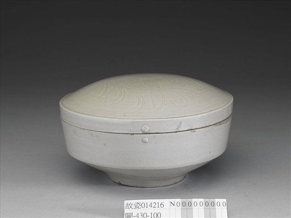 定窯 劃花萱花盒