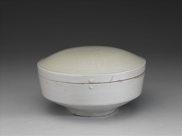 定窯 劃花萱花盒