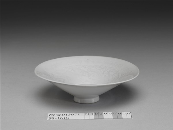 白瓷雲鳳紋斗笠碗