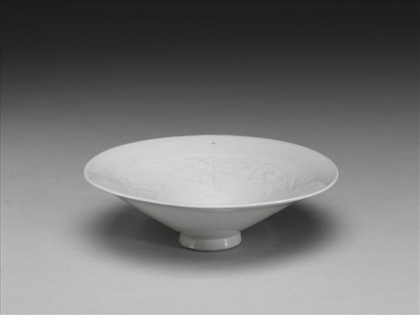 白瓷雲鳳紋斗笠碗