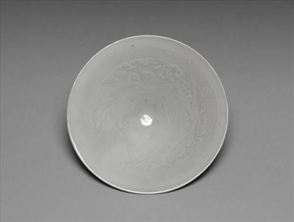 白瓷雲鳳紋斗笠碗