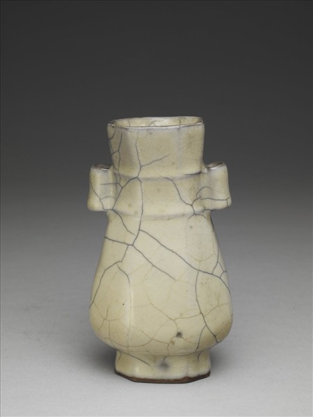 青瓷八方貫耳壺