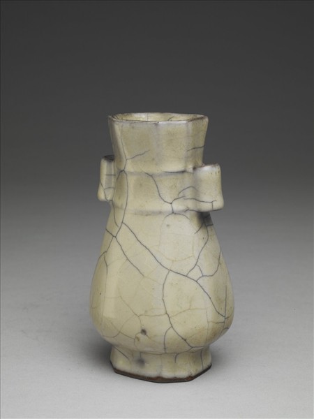 青瓷八方貫耳壺