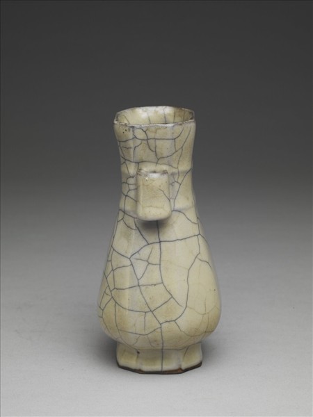 青瓷八方貫耳壺