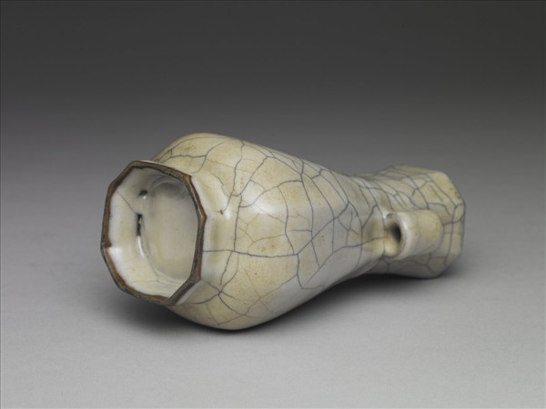 青瓷八方貫耳壺