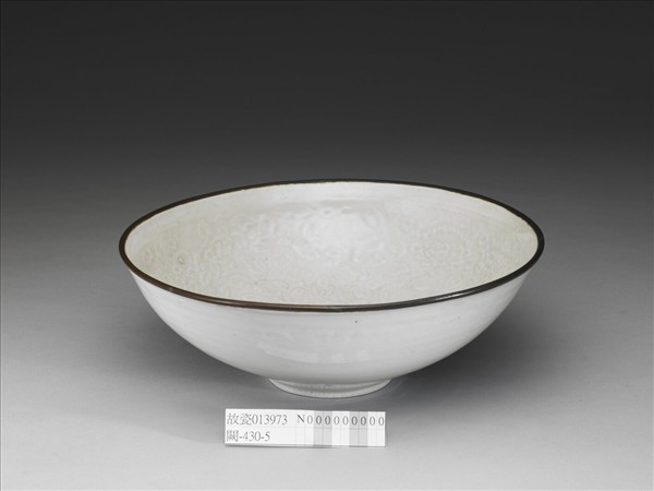 景德鎮窯 白瓷印花花卉紋碗