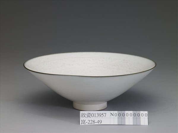 定窯 白瓷劃花雙魚紋碗