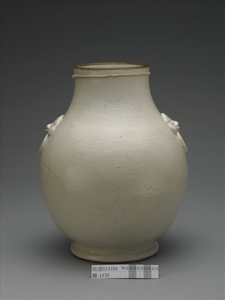 白瓷龍鳳紋獸面銜環壺