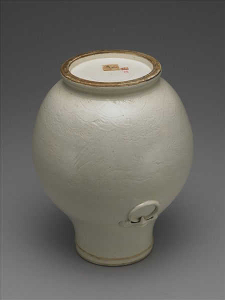 白瓷龍鳳紋獸面銜環壺