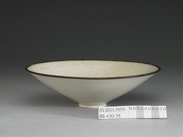 定窯 白瓷劃花石榴花紋碗