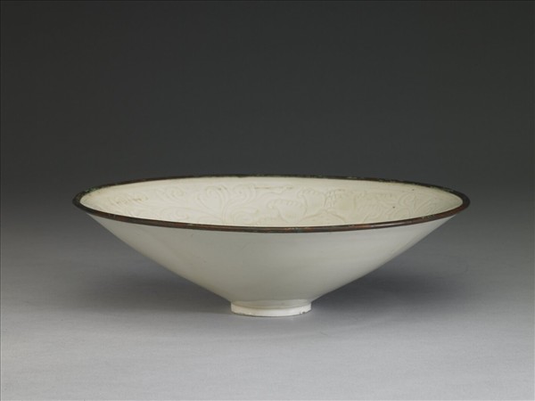 定窯 白瓷劃花石榴花紋碗