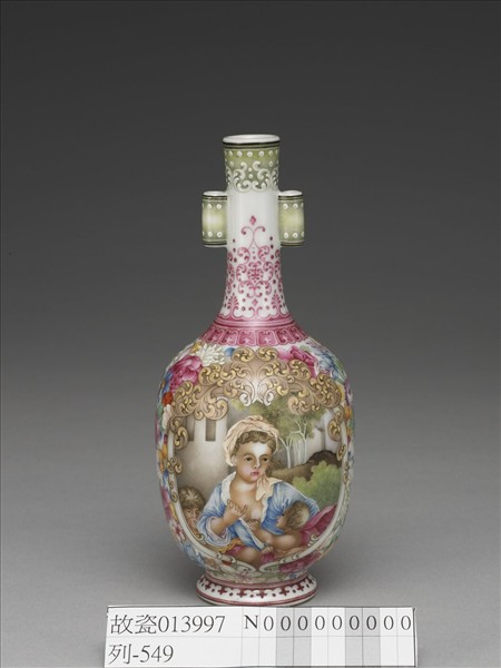 琺瑯彩錦地開光西洋人物圖貫耳瓶